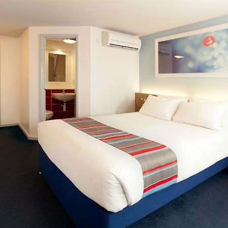Travelodge Райд Экстерьер фото