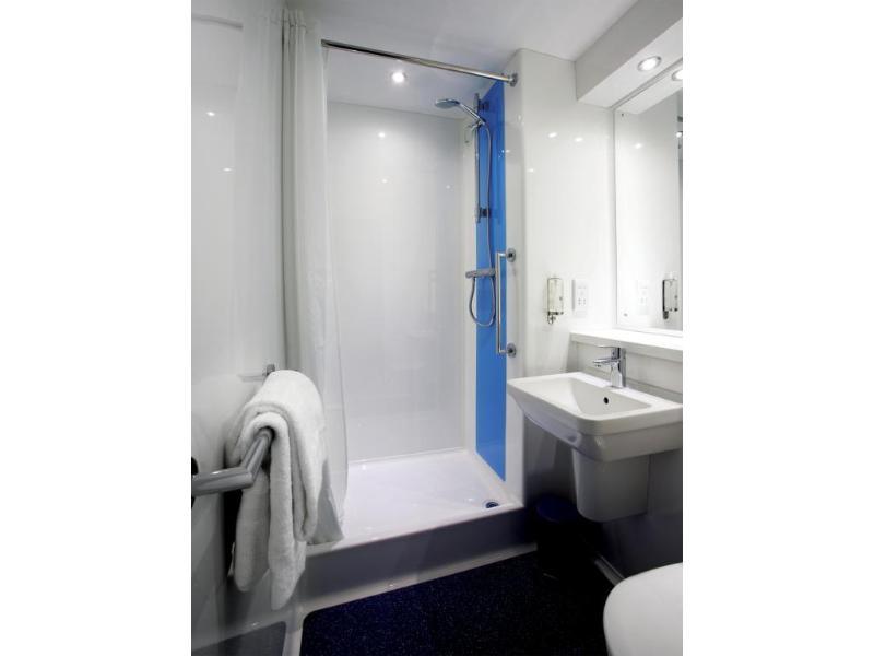Travelodge Райд Экстерьер фото