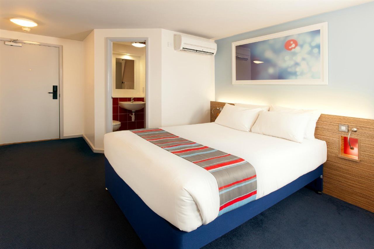 Travelodge Райд Экстерьер фото